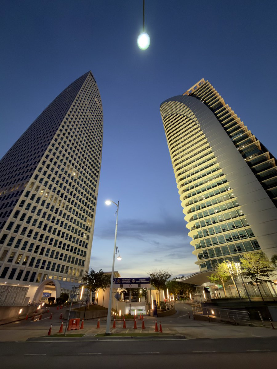 foreverjudge7's tweet image. 🏢 Kementerian Komunikasi (KK) &amp;amp; Kementerian Kemajuan Desa dan Wilayah (KKDW)

🟠 Cosmic Orange

#putrajaya #iphone17promax