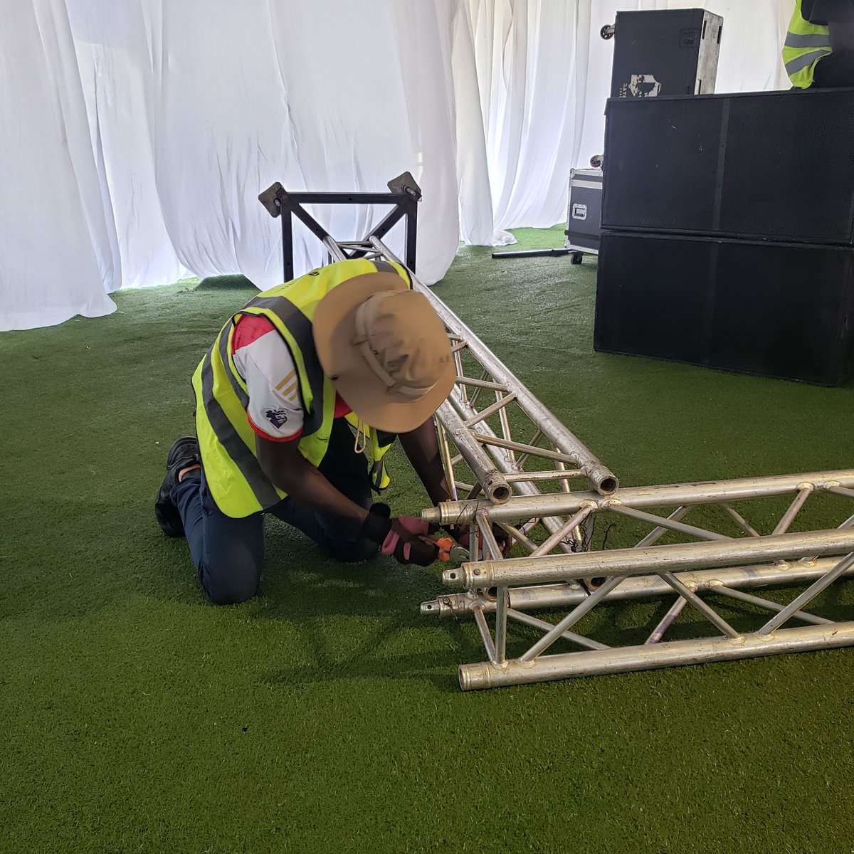 MasrobEvents's tweet photo. Join us for an unforgettable experience as the Masrob crew sets up epic sound speakers for incredible music and great vibes. Don't miss the Masrob magic! #Masrobevents #Taibahinternationalschool #taibahinternationalschoolvaledictory2025 https://t.co/cbUq0zNl9z