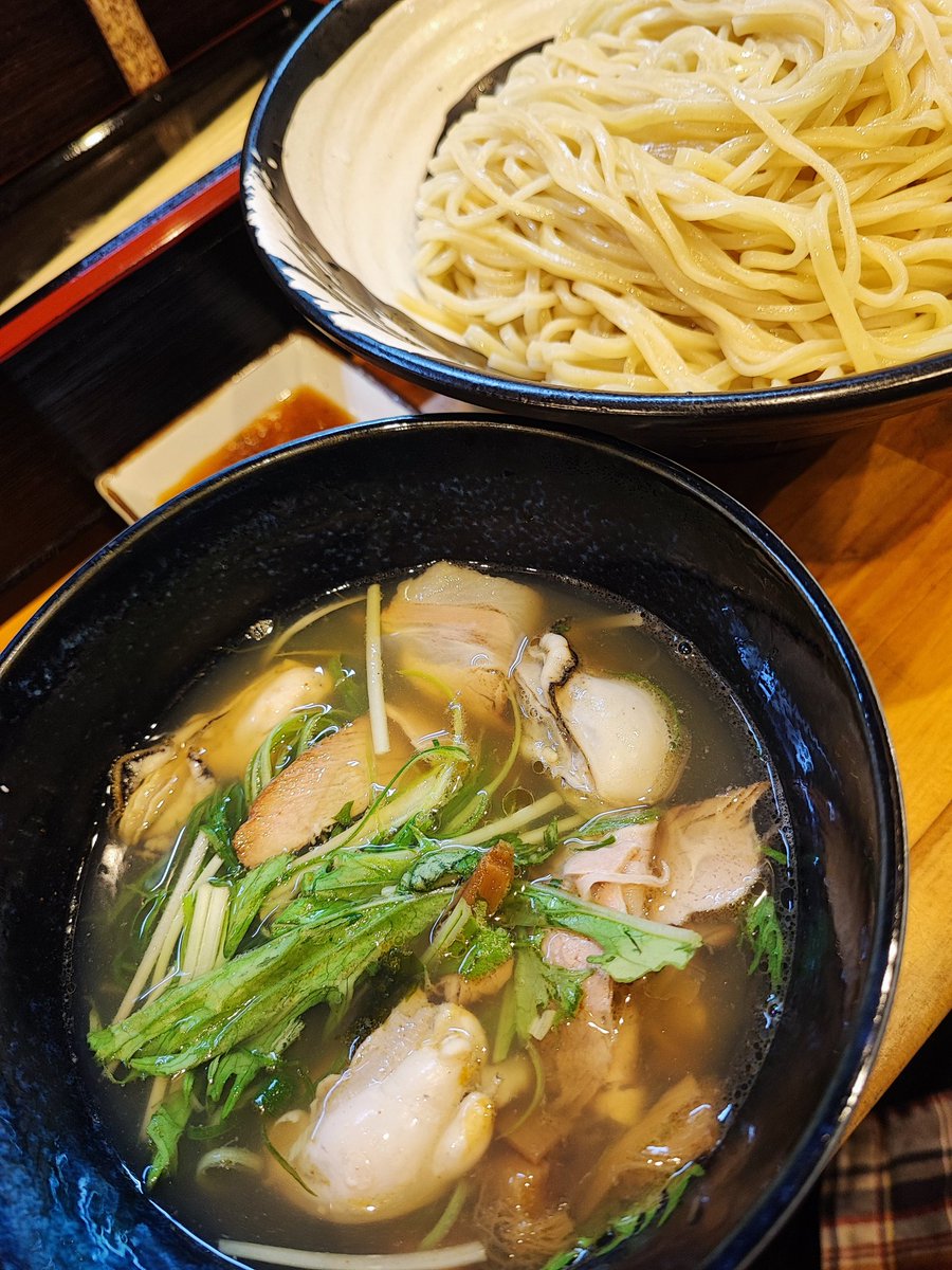 rawotaccho's tweet photo. 牡蠣塩つけ麺 500㌘@大阪麺哲
500㌘までの増量は無料でそこから100㌘増すごとに＋100円
貼り出しメニューとして、ルーロー混麺と並行して提供していて、牡蠣塩つけ麺は期間限定とのことです https://t.co/kY7J81V6U3