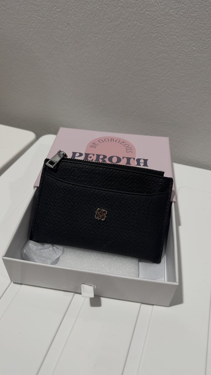 iwanttang3000's tweet photo. PEROTA Poppy Card Holder
กระเป๋าสตางค์ กระเป๋าตัง 
🖤 สีดำ Black
มีกล่อง  ของจริงน่ารักมากก

👛 ราคา 200- รวมส่ง 
สนใจDMครับส่งของวันพรุ่งนี้
#ส่งต่อกระเป๋า #ส่งต่อกระเป๋ามือสอง #ส่งต่อเสื้อผ้ามือสอง #ส่งต่อเสื้อผ้า #เสื้อผ้ามือสอง #ส่งต่อกระเป๋าเงิน https://t.co/SEyuHaNk60