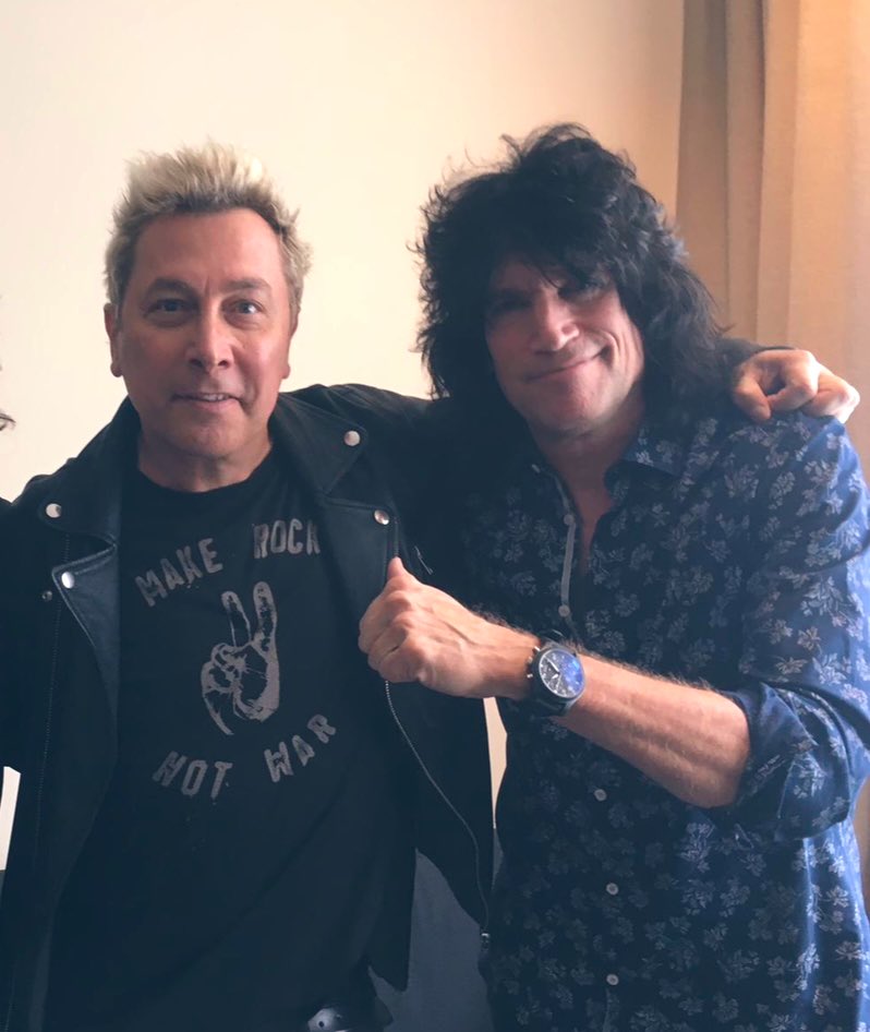 VIRGINRINGO's tweet image. Happy Birthday #Tommythayer gran chitarrista dei @kiss Poi a @RevolverShow su @VirginRadioIT vi aspettiamo con i vostri messaggi vocali al 3424141411..Sempre e solo fino alle 16! #Revolver #radioshow #rockshow #Kiss #rock #diretta #Onair #Djringo 🎧