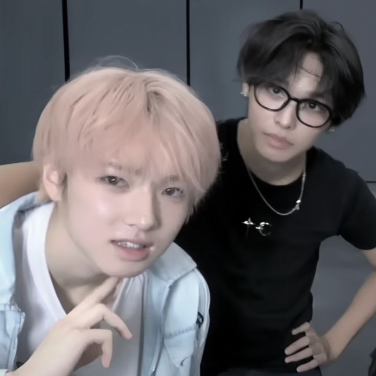 둘 다 너무 잘생겨서 나도 모르게 눈 깔음