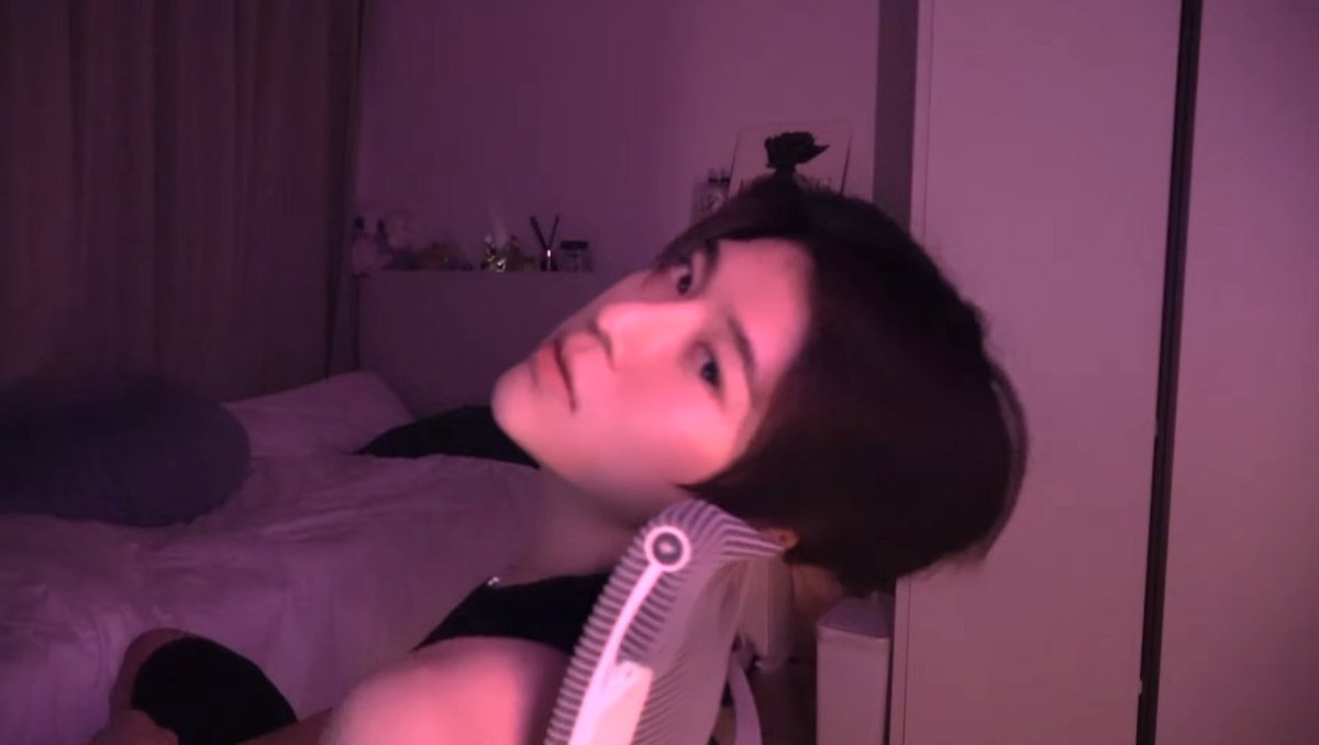 뭔가 이 사진 유튜브에 감성플리 썸네일로 있을 것 같음