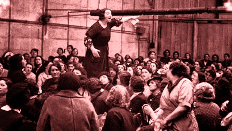 “Ekim Devrimi: Kadınların da devrimiydi.”

1917’de Rusya’da yalnızca çarlık devrilmedi; kadınların yüzyıllardır süren zincirleri de kırıldı.

Ekim Devrimi’yle birlikte kadınlar ilk kez yasal eşitliğe kavuştu: boşanma hakkı, kürtaj hakkı, eşit işe eşit ücret, eğitim hakkı… Kadın