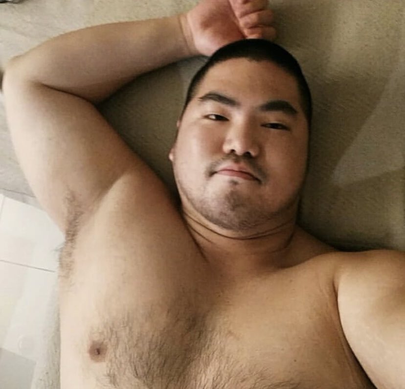 夜はベッドで横になってゲームをする😘