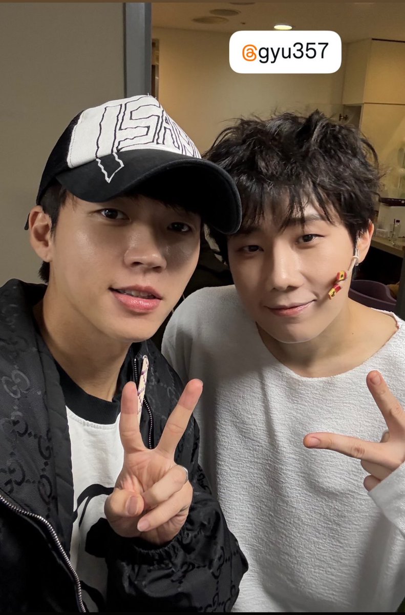 느낌 너무 달라서 더 꼴ㄹ리는 거 무슨 말인지 알지