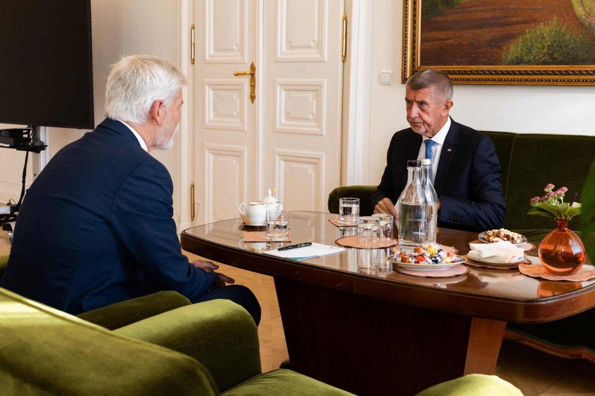 jirilobkowicz1's tweet image. “ Česko nesmí být rukojmím Babiše.”🇨🇿

Mezi Pavlem a Babišem se schyluje ke konfliktu kvůli střetu zájmů. 

Ústavní právník Jan Kysela má naprostou pravdu: žádost prezidenta Pavla, aby Andrej Babiš vysvětlil svůj střet zájmů ještě před jmenováním do funkce, je legitimní, nezbytná…