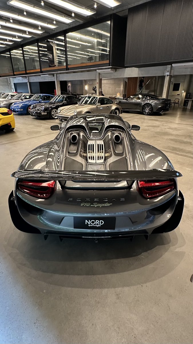 LCherubiniFOC's tweet photo. Aquele álbum BRUTO para relembrar o dia que a Nord Sportwagen montou, para celebrar a inauguração da sua nova estrutura em Florianópolis, o showroom de esportivos mais bruto do país!

E é óbvio vou terminar com a clássica, qual o seu favorito do showroom?!? https://t.co/Gm0uWNOtJ1