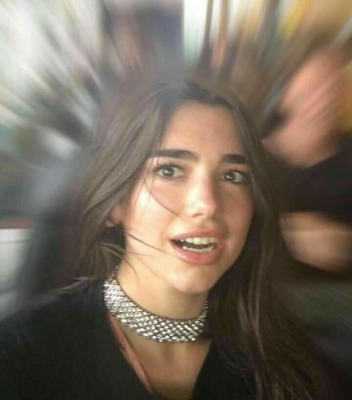 tiniileiva's tweet photo. ALGUIEN QUE ME DIGA DÓNDE SE HACE FILA PARA CAMPO DELANTERO DERECHO PARA DUA LIPA AAAAAAA https://t.co/7uf88xQps2