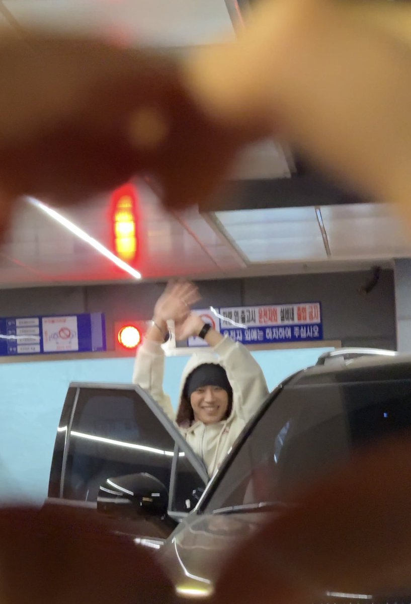 성혀나 수고햇더 🫳🏻🫳🏻 
학점이 모자라서 졸업을 못 하는 똥고양이🫵🏻😅
짱내편이 지소님이랑  . . 🫂💕