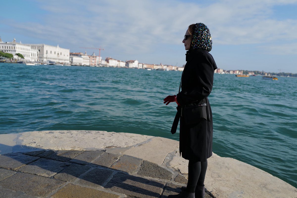 elaine_pasquini's tweet photo. On Venice’s Punta della Dogana where the waters of the Grande and Giudecca canals converge, Gabriel discovered “a dark floating mass.” It’s gone now. In the morgue, under jurisdiction of the famed Carabinieri. #AnInsideJob ⁦@danielsilvabook⁩ ⁦@jamiegangel⁩ https://t.co/LRedMdQk8D