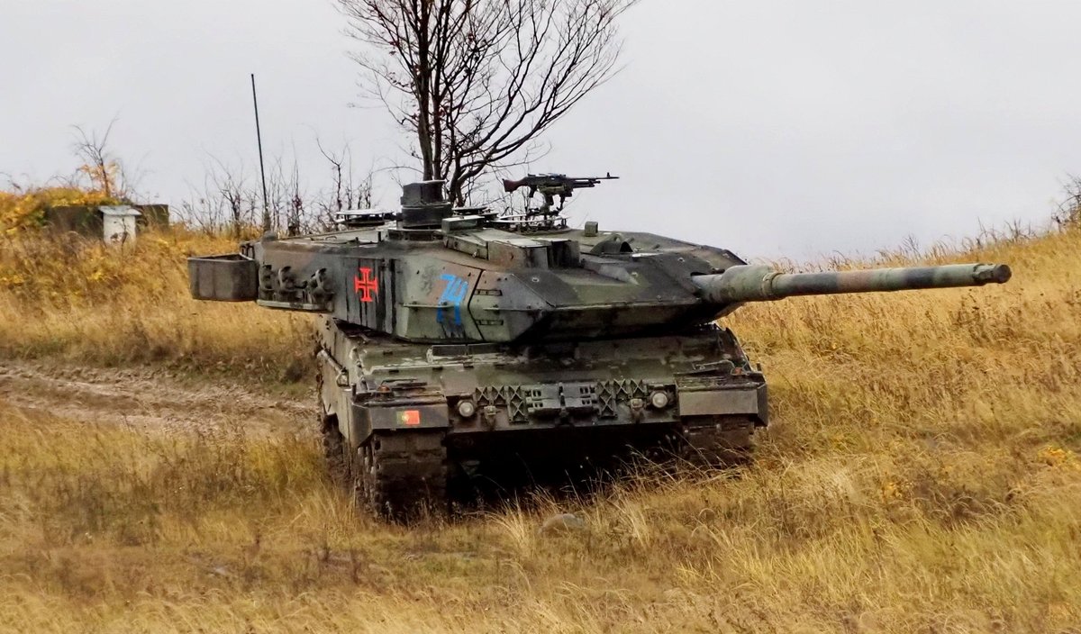 Leopard 2A6, com metralhadora FN MAG cal. 7,62mm, pelotão carros combate Força Nacional Destacada para Eslováquia, das Forças Armadas Portuguesas, junto Grupo Batalha Multinacional NATO, exercício táctico alta intensidade, Eslováquia, Nov2025. Mais info espada-e-escudo.blogspot.com/2025/11/leopar…