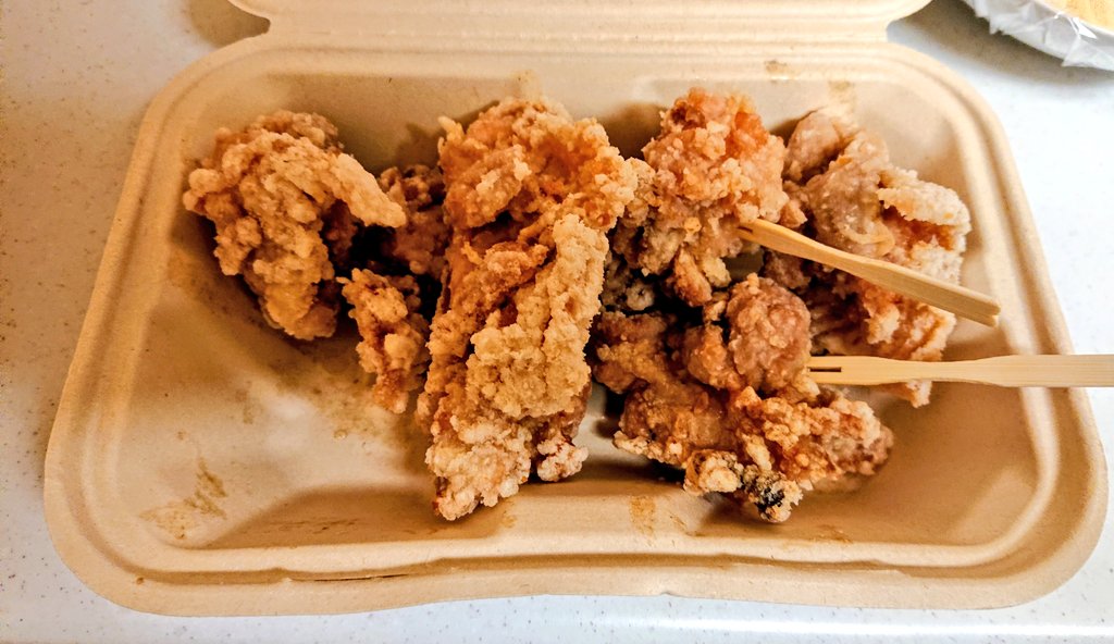 520hiroshi's tweet photo. 週末の仕事終わりのささやかな楽しみ��くしろザンギ」🐔

#くしろザンギ #釧路ザンギ #ザンギ #唐揚げ #鶏肉 #美味しい #日本 #北海道 https://t.co/xZSCqx7meO