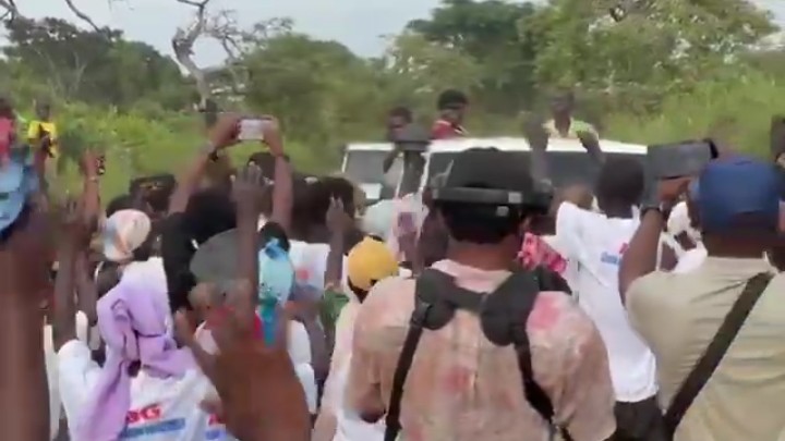 Arrivée triomphale du député national Jonathan Bialosuka <a href="/bialosukaJBW/">Jonathan Bialosuka wata</a> , Président National de l’ABG, à Kingwangala, territoire de Kasongo Lunda dans le Kwango.
Leader constant, homme d’action et de proximité « Ya Wata » demeure égal à lui-même.