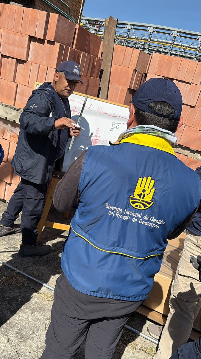 #AEstaHora Realizamos capacitación a personal de la <a href="/UNGRD/">UNGRD🇨🇴</a> para el armado de refugios temporales, los cuales son donados por nuestro aliado internacional <a href="/bettershelter/">bettershelter</a>