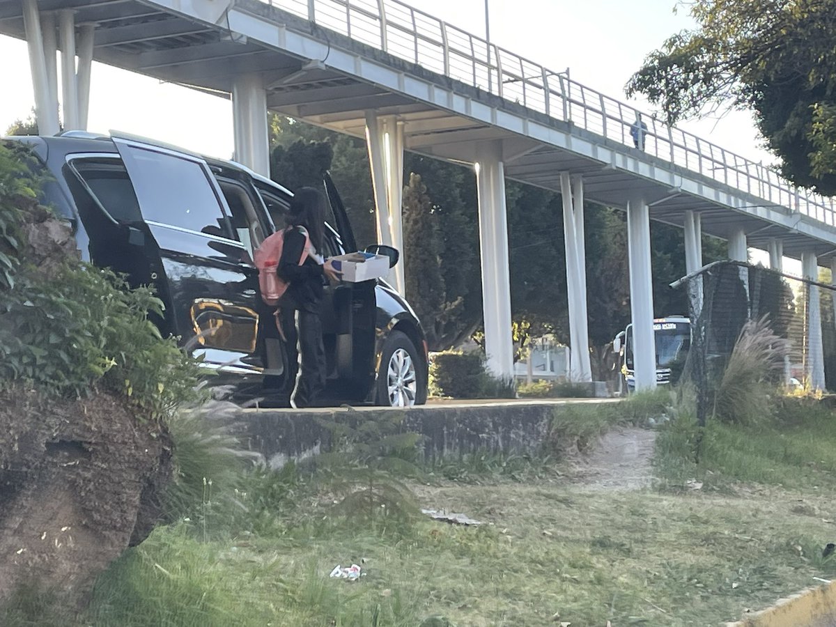 alazcanoo's tweet photo. @Gob_Puebla @MTGobPue todos los días en la entrada del BINE hay personas que bajan a sus hijos sobre los carriles de alta del Blvd. Hermanos Serdán y claramente no les importa la vida de sus hijos, la suya, ni la de los demás pudiendo provocar un accidente al hacer esto. https://t.co/n2KEdWElFv