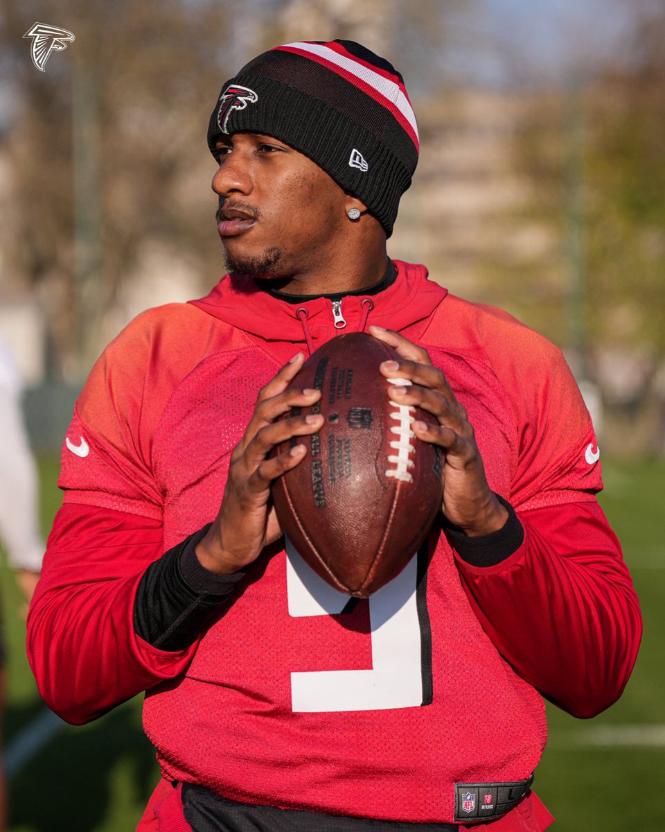 Practice on the pitch 🔥 <a href="/themikepenix/">Mike Penix Jr.</a>