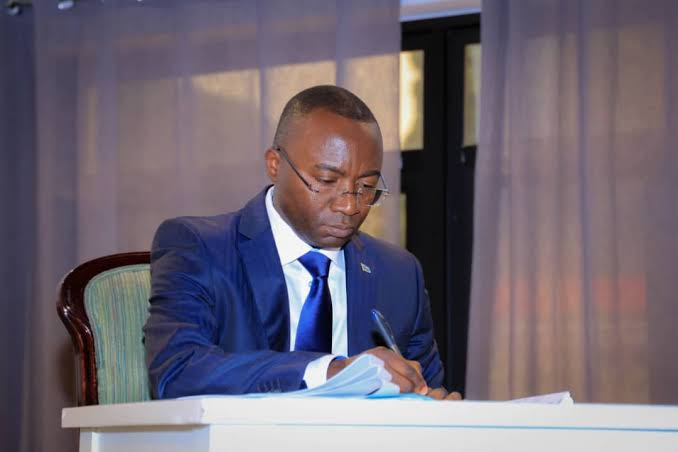 MentorOfficiel's tweet photo. Monsieur le Ministre @shabani_lukoo
Le professeur Néhémie MWILANYA n’est pas un citoyen ordinaire : il est l’un des artisans majeurs de l’alternance politique dans ce pays, un témoin et un acteur de l’histoire institutionnelle moderne de la RDC.
#StopIntimidation
