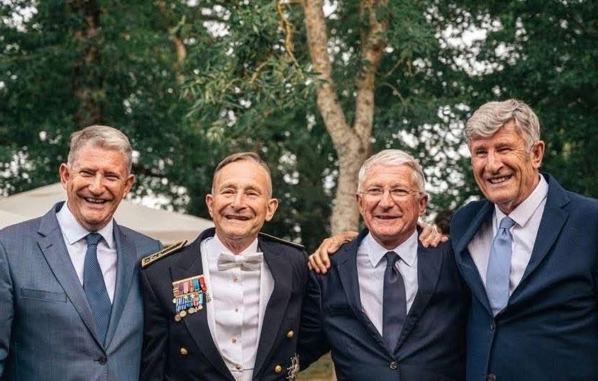 Philippe, Bertrand, Pierre, Emmanuel de Villiers. Une fratrie Française. De l’épopée vendéenne à la défense des valeurs de notre Nation 🇫🇷 🇫🇷🇫🇷 🇫🇷
Des seigneurs loin des rigolos de la politique.