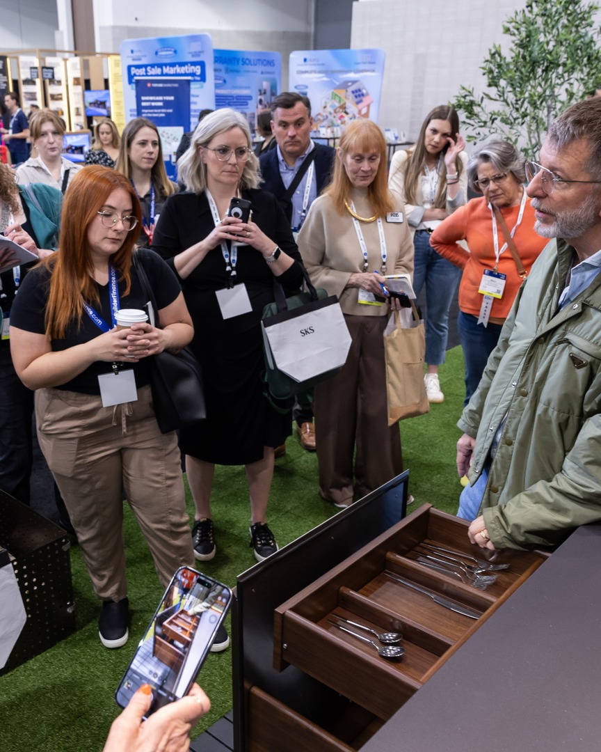 KBIS's tweet image. Last call for the Hard Hat Media Tour! 👷

Got a product that deserves the spotlight? The Hard Hat Media Tour gives select brands the chance to pitch directly to top editors and journalists before the #KBIS2026 show floor even opens.

🔗 kbis.com/exhibitor/hard… 

📸 Emerald/KBIS