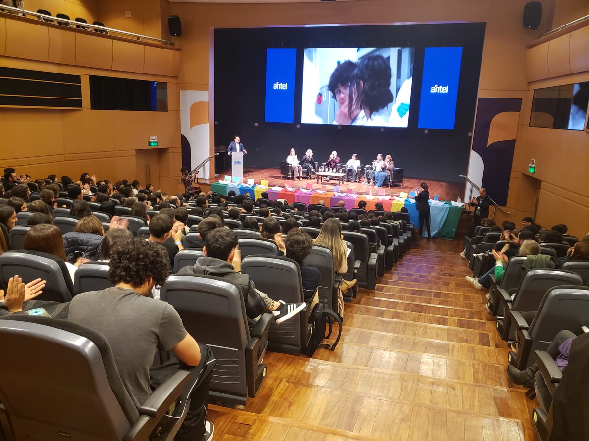cfe_anep's tweet image. Cierre de actividades 2025 del Programa Ciencia Joven 🔬🧬🧪 

El programa nace del convenio entre la @ANEP_Uruguay y @PEDECIBA del @MEC_Uruguay,  y la @Udelaruy. Tiene por objetivo fortalecer el vínculo entre la construcción de conocimiento científico y su enseñanza.