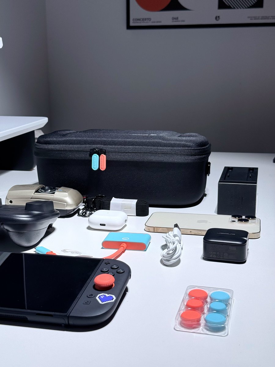 jsauxofficial's tweet image. Looks small, but fits it all. 😎⚡
#Switch2 #Carryingcase #packing
