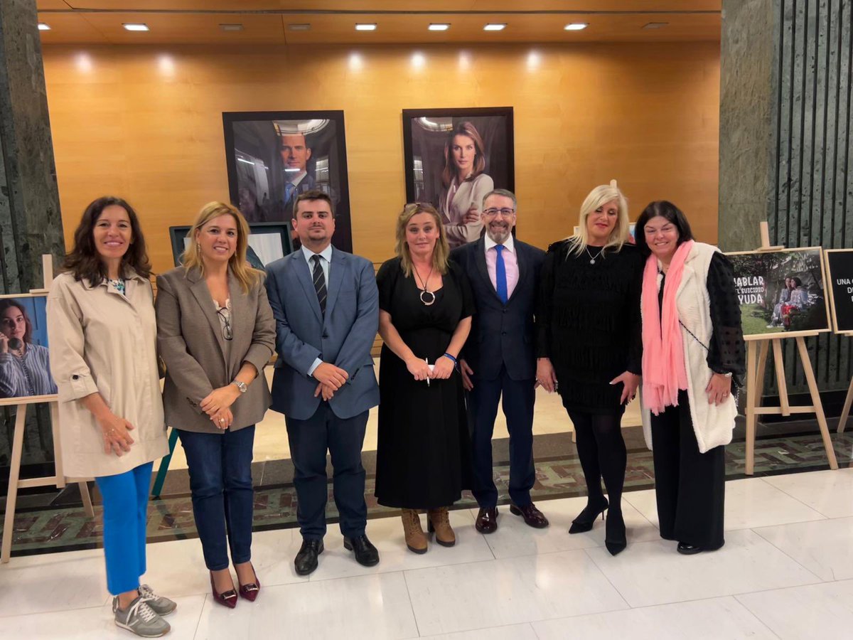 En el #Congreso de los Diputados en la inauguración de la #Exposición “Desde diferentes miradas” organizada por la asociación #Tolerancia0AlBullying <a href="/at0ab_cantabria/">Asociación Tolerancia 0 al Bullying</a> 

Los magníficos cuadros son obra de la pintora Sara de la Llama.  

¡TODOS JUNTOS hasta #erradicar de la sociedad