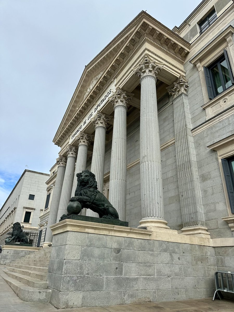 javiernoriegago's tweet photo. En el #Congreso de los Diputados en la inauguración de la #Exposición “Desde diferentes miradas” organizada por la asociación #Tolerancia0AlBullying @at0ab_cantabria 

Los magníficos cuadros son obra de la pintora Sara de la Llama.  

¡TODOS JUNTOS hasta #erradicar de la sociedad el #acoso escolar y cibernético!
👇👇👇👇👇