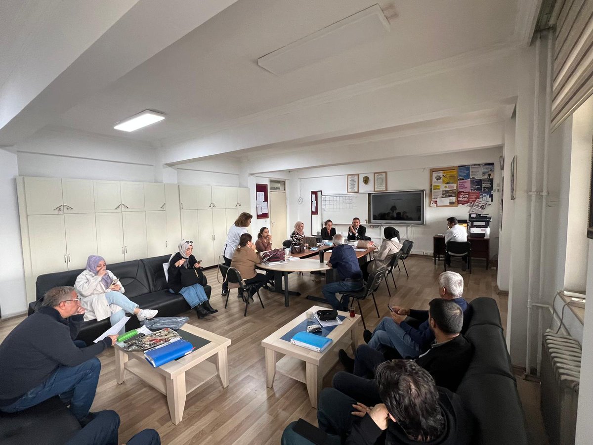 Şube yönetim kurulumuz ve <a href="/EbsKayapinar/">EBS Diyarbakır 1 /Kayapınar</a> ilçe yönetimimizle birlikte Borsa İstanbul Kız Anadolu İmam Hatip Lisesi'ni ziyaret ederek,eğitim çalışanı arkadaşlarımızla toplu sözleşme süreci, sendikal kazanımlar ve eğitimdeki güncel gelişmeler üzerine değerlendirmelerde  bulunduk.