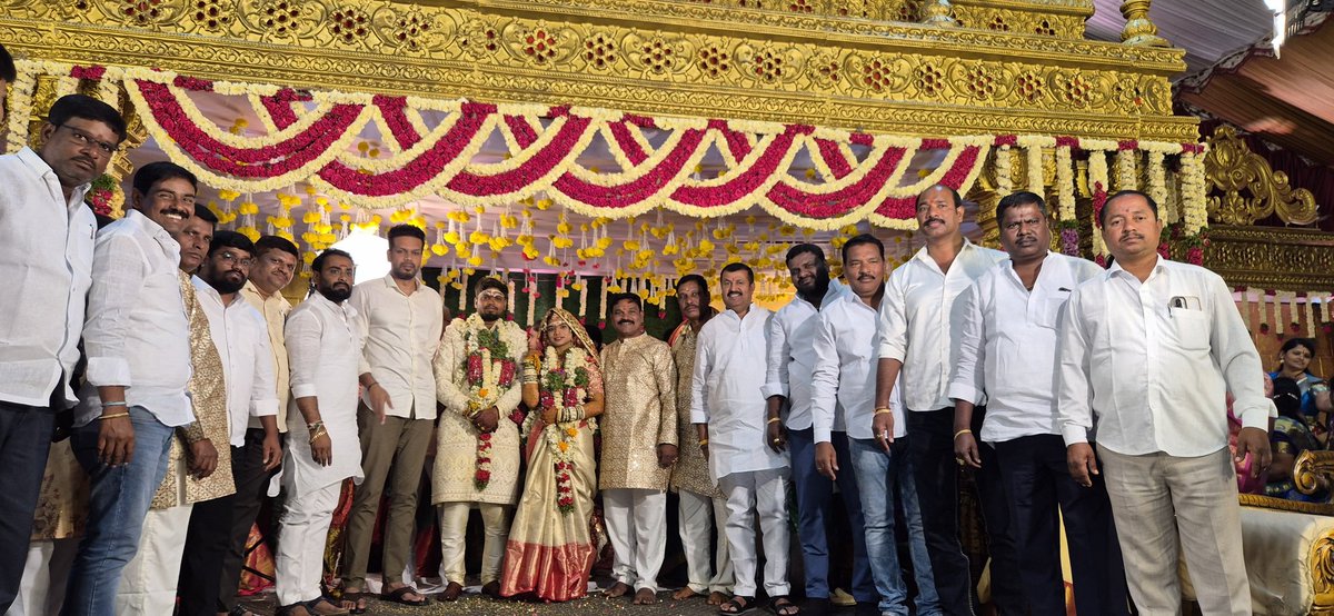 itsKarthikrjnr's tweet photo. వివాహా మహోత్సవంలో హాజరై నూతన వధూవరులను ఆశీర్వదించడం జరిగింది రాజేంద్రనగర్ @BRSparty  ఇంచార్జ్ @KarthikIndrAnna కార్తీక్ రెడ్డీ గారూ మరియు ఇతర ముఖ్య నాయకులు.

#Rajendranagar #Karthikforchange https://t.co/xmX4M3NcMv