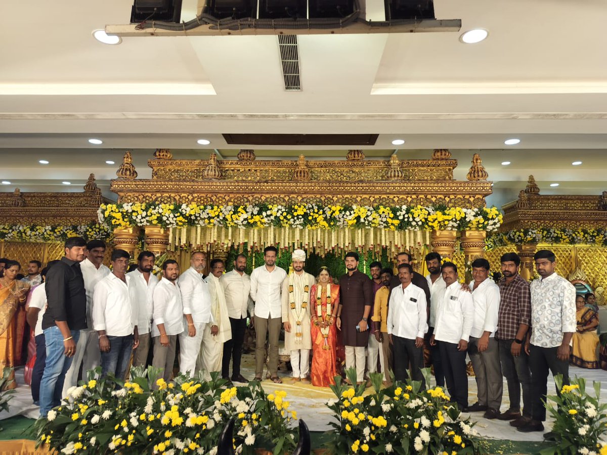 itsKarthikrjnr's tweet photo. వివాహా మహోత్సవంలో హాజరై నూతన వధూవరులను ఆశీర్వదించడం జరిగింది రాజేంద్రనగర్ @BRSparty  ఇంచార్జ్ @KarthikIndrAnna కార్తీక్ రెడ్డీ గారూ మరియు ఇతర ముఖ్య నాయకులు.

#Rajendranagar #Karthikforchange https://t.co/xmX4M3NcMv