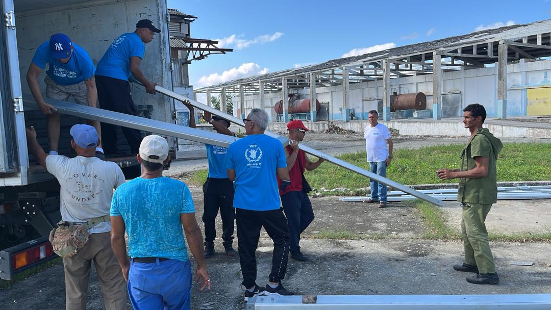 WFP_Cuba's tweet photo. Iniciamos la instalación de almacenes móviles en Santiago de Cuba para apoyar la respuesta ante #HuracánMelissa

En colaboración con la Cruz Roja Cubana, se arman estas unidades ⛺️ que proveerán almacenamiento seguro en zonas donde las capacidades de gobierno fueron afectadas. https://t.co/nboJLDnWCu
