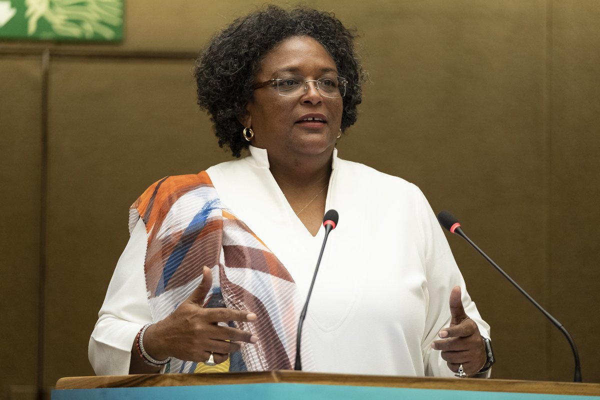 FunSolon's tweet photo. La Primera Ministra de Barbados Mia Mottley dice en la Cumbre de Presidentes del Clima, que habiendo creado un fondo para pérdidas y daños en Sharm el-Sheikh, su capital sigue siendo inferior a 800 millones de dólares y Jamaica se recupera de daños superiores a 7.000 millones. https://t.co/OlY5hTi7Jo