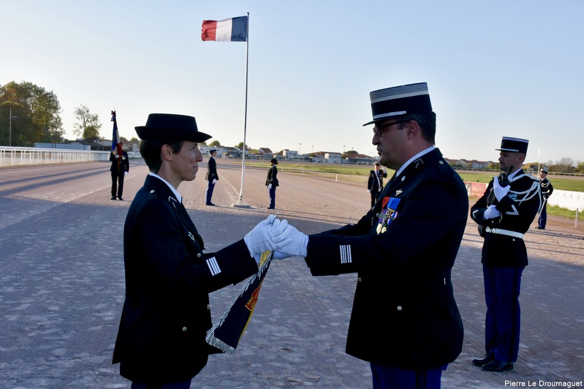La cheffe d'escadron Emilie Puydebois s'est vue remettre le commandement de la compagnie de gendarmerie de La Rochelle par le colonel Johanne Gojkovic-Lette, commandant le groupement de gendarmerie de la Charente-Maritime.

Nous lui souhaitons une pleine réussite👏 !