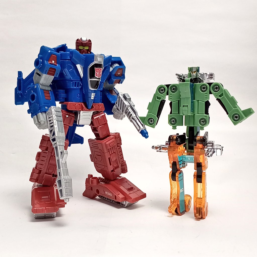 lattice_T_OSK's tweet image. ダブルカセットボット繋がりで、
スラムダンス（左）とレッグアウト？（右）

ちゃんとカセットから変形合体するリメイクも見てみたいですね😗

#トランスフォーマー
#Transformers