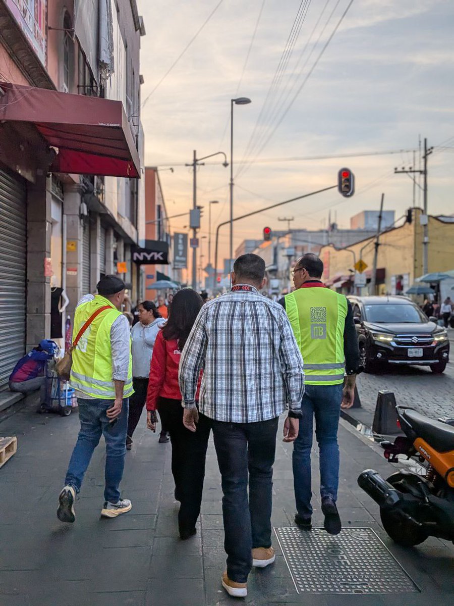 Para revisar áreas de oportunidad y trabajar estrategias que nos permitan mejorar la calidad del servicio en la Línea 4 de <a href="/MetrobusCDMX/">Metrobús CDMX</a>, el día de ayer supervisé la operación en horario de máxima demanda, en el perímetro del Centro Histórico de la Ciudad de México. 🚌🇲🇽