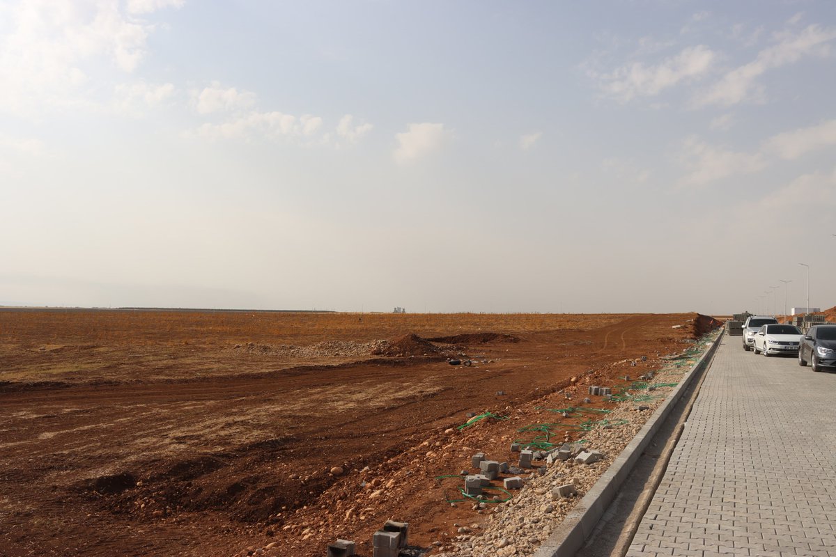 Valimiz Birol Ekici, Milletvekili Arslan Tatar, Silopi Kaymakamı Çağlar Partal ve beraberindeki heyet ile birlikte, yapımı planlanan Şırnak Silopi Tarıma Dayalı İhtisas Sera Organize Sanayi Bölgesi alanında incelemelerde bulundu.