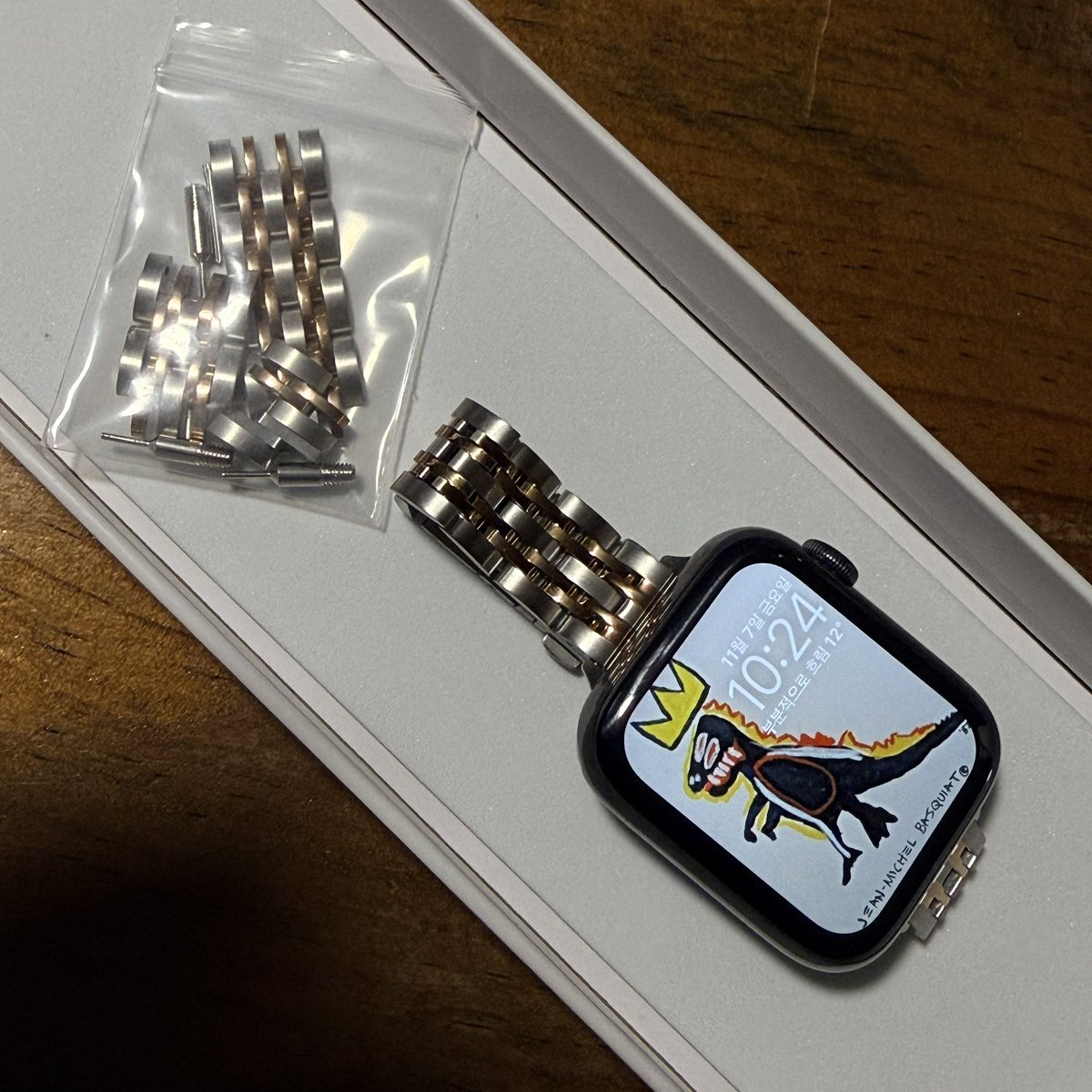 하찮은 손목

애플워치 밴드를 그녀가 원하던 메탈로 바꿨어. 근데 손목이 너무 얇아서 분리할 수 있는 링크를 다 뺐더니 너무 딱 맞아서 다시 하나 추가 ㅎㅎㅎㅎ

정말 하찮은 귀엽고 사랑스런 손목이다.