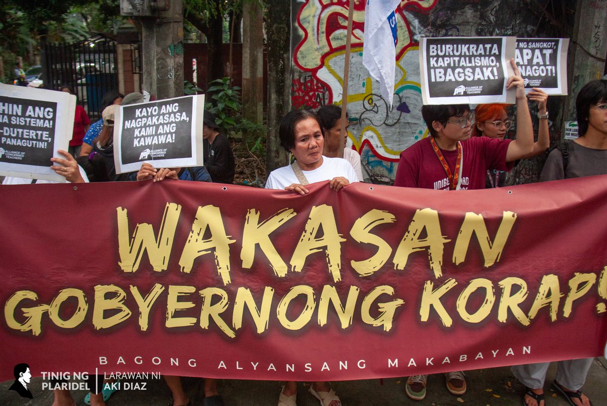 tinigngplaridel's tweet photo. MGA LARAWAN: Nagkasa ng Black Friday Protest ang mga estudyante at progresibong grupo sa Katipunan Ave. ngayong Biyernes, Nobyembre 7, upang ipagpatuloy ang pagkundena sa malawakang katiwalian sa gobyerno.
#BlackFridayProtest https://t.co/2Fi0U78Seg