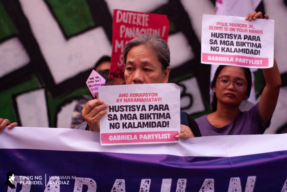 tinigngplaridel's tweet photo. MGA LARAWAN: Nagkasa ng Black Friday Protest ang mga estudyante at progresibong grupo sa Katipunan Ave. ngayong Biyernes, Nobyembre 7, upang ipagpatuloy ang pagkundena sa malawakang katiwalian sa gobyerno.
#BlackFridayProtest https://t.co/2Fi0U78Seg