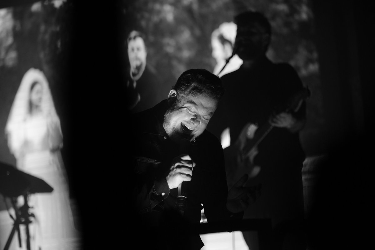 Entrevisté a <a href="/MiquiPuig/">Miqui Puig</a> para <a href="/Elasombrario/">El Asombrario & Co.</a> por su libro 'Yo no quería ser Miqui Puig' (Magazzini Salani) y por su espectáculo 'Canciones (c)'. Actúa esta noche en la sala Upper del Teatro Magno de Madrid. Foto de David Juan. elasombrario.publico.es/miqui-puig-lo-…