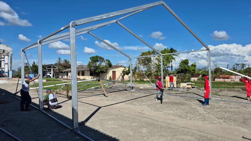WFP_Cuba's tweet photo. Iniciamos la instalación de almacenes móviles en Santiago de Cuba para apoyar la respuesta ante #HuracánMelissa

En colaboración con la Cruz Roja Cubana, se arman estas unidades ⛺️ que proveerán almacenamiento seguro en zonas donde las capacidades de gobierno fueron afectadas. https://t.co/nboJLDnWCu