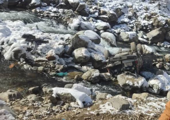 AlefAnsari's tweet image. در دو رویداد جداگانه ترافیکی در ولایت‌های کندهار و بدخشان، امروز هفت تن جان باختند و هشت تن دیگر زخمی شدند.
در کندهار، برخورد یک موتر فلدر با لاری در ولسوالی ژیری جان شش تن را گرفت و سه کودک را زخمی کرد؛ در بدخشان نیز واژگونی موتر در ولسوالی شِکی یک کشته و پنج زخمی برجا گذاشت.