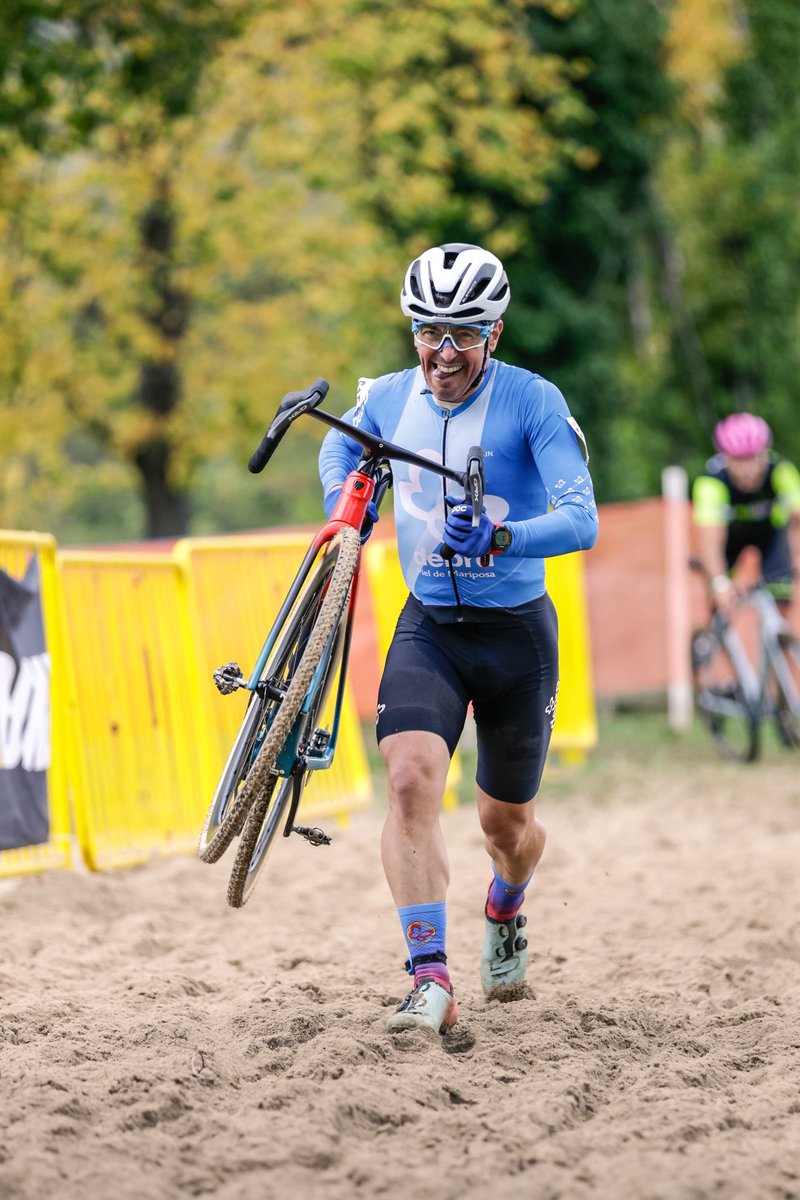 DrQuicoM's tweet photo. seguimos tratando de visibilizar @pieldemariposa . Esta vez en la Copa de España de Cx. Pese a que la suerte no acompaño en lo mecánico, la intención bien merece el esfuerzo 🦋💙🤗
@RFECiclismo https://t.co/E7jZMTp5ZH