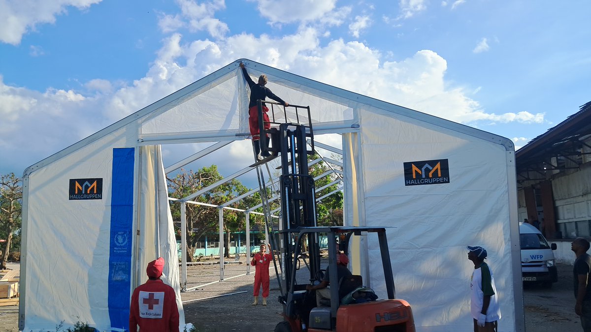 WFP_Cuba's tweet photo. Iniciamos la instalación de almacenes móviles en Santiago de Cuba para apoyar la respuesta ante #HuracánMelissa

En colaboración con la Cruz Roja Cubana, se arman estas unidades ⛺️ que proveerán almacenamiento seguro en zonas donde las capacidades de gobierno fueron afectadas. https://t.co/nboJLDnWCu
