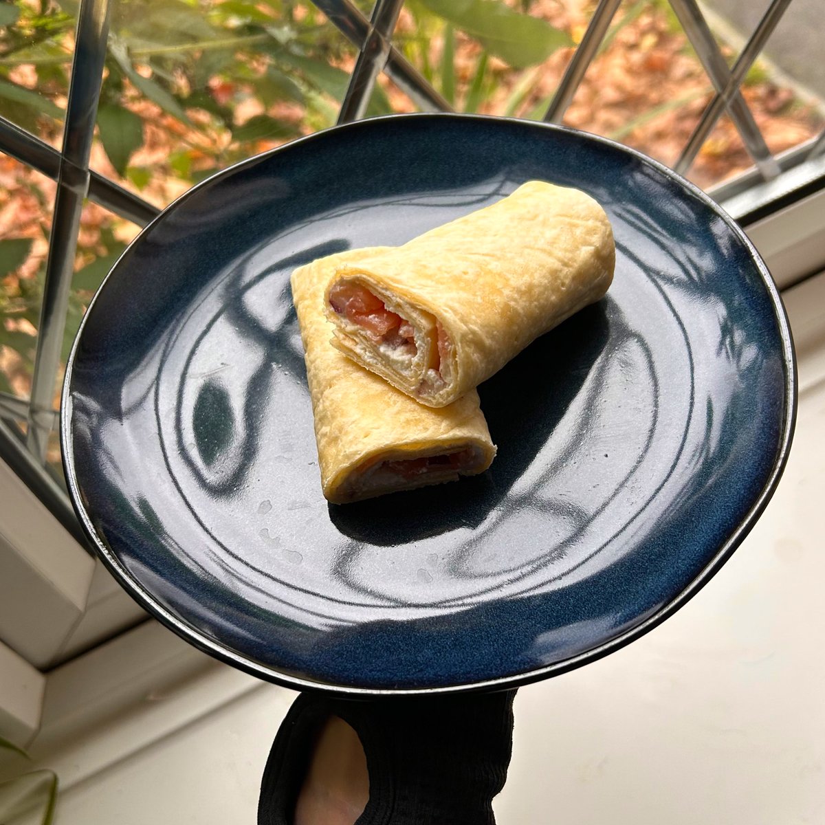 silverredeats's tweet image. Ricotta and smoked salmon wrap anyone? 😋