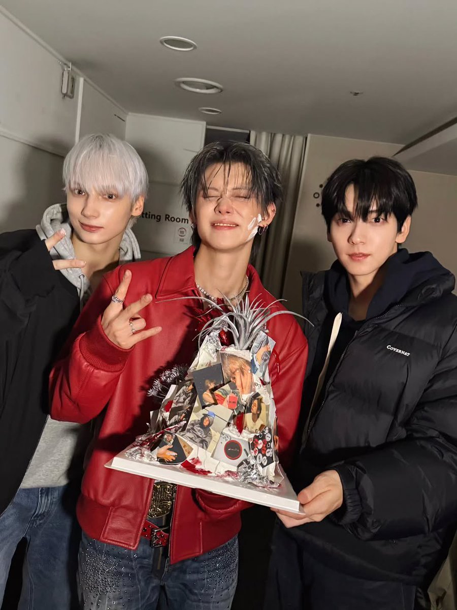 epporyou's tweet photo. wait the hyungaz selca is of soobin wearing different outfit and already have full hair&amp;makeup done oh my god did he stop by for yeonjun before his schedule as well 😭 and then he rushed over as soon as it ended what the fuck am I supposed to do with this information https://t.co/2M1fyIrvbj
