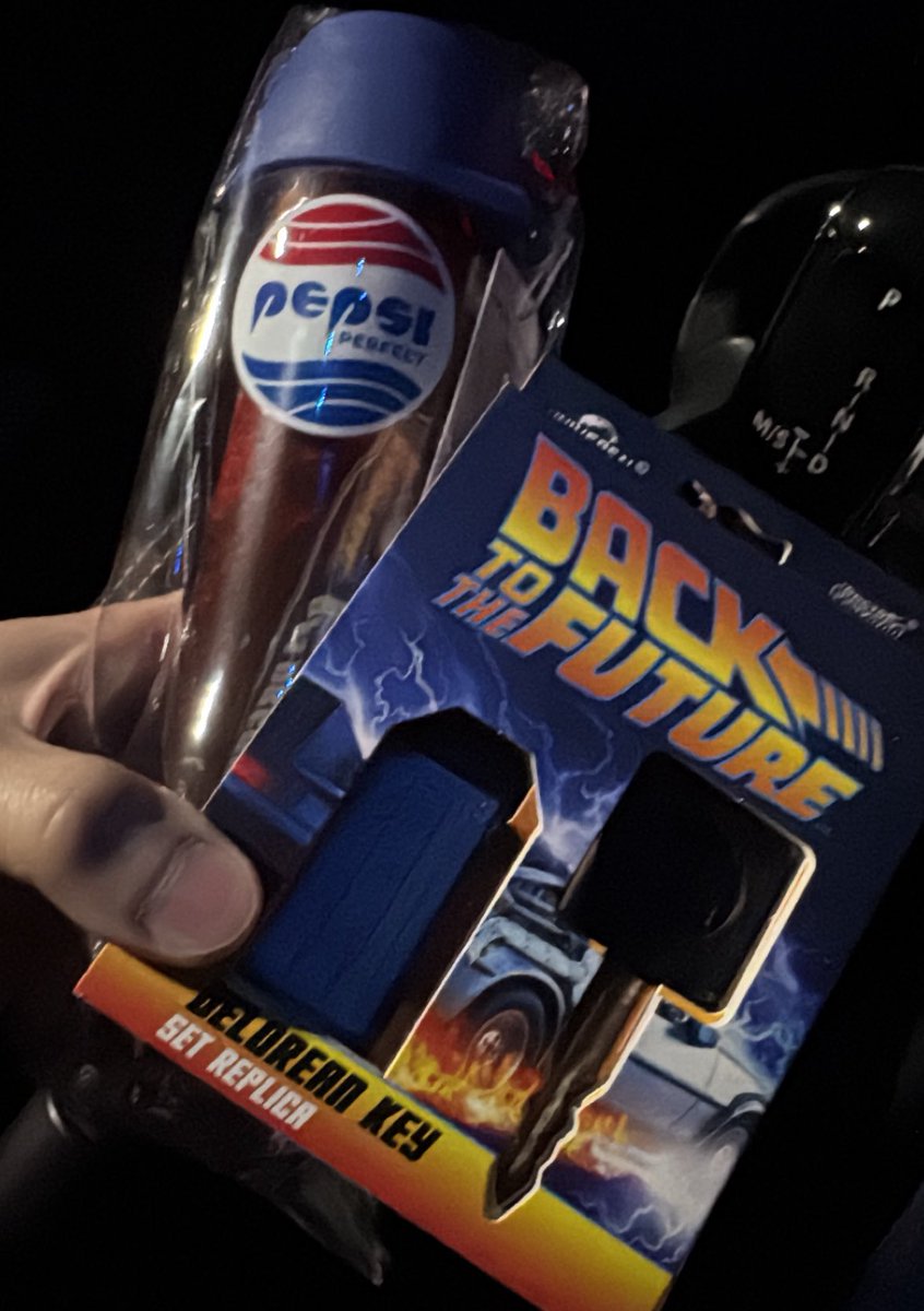 バックトゥザフューチャー デロリアン キー とペプシータンブラー