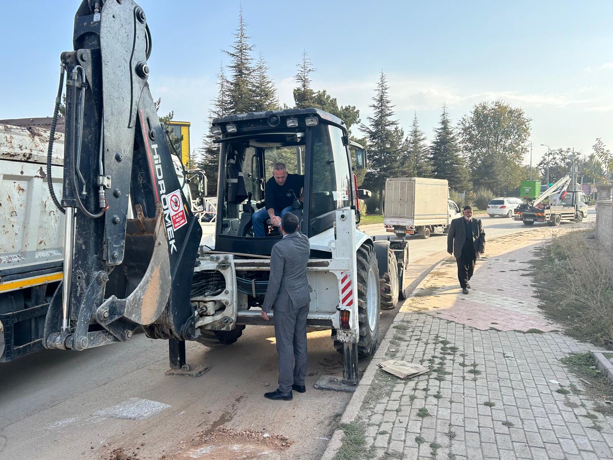 Şube Başkanımız Gökhan Arpa, Kazım Karabekir Caddesi’nde görev yapan Elazığ Belediyesi Fen asfalt yama ekibinde çalışan kıymetli üyelerimizi ziyaret etti.
Emekçi kardeşlerimizle sohbet eden Başkanımız, kolaylıklar dileyerek çalışmalarında başarı temennisinde bulundu.