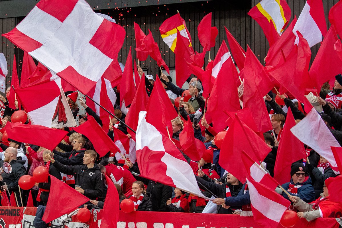 1250 sålda på bortasektionerna! 📣

🎟️ 300 biljetter finns kvar, sen är hela långsidan utsåld. Du ska med! Biljetter på bp.ebiljett.nu #degerforsif